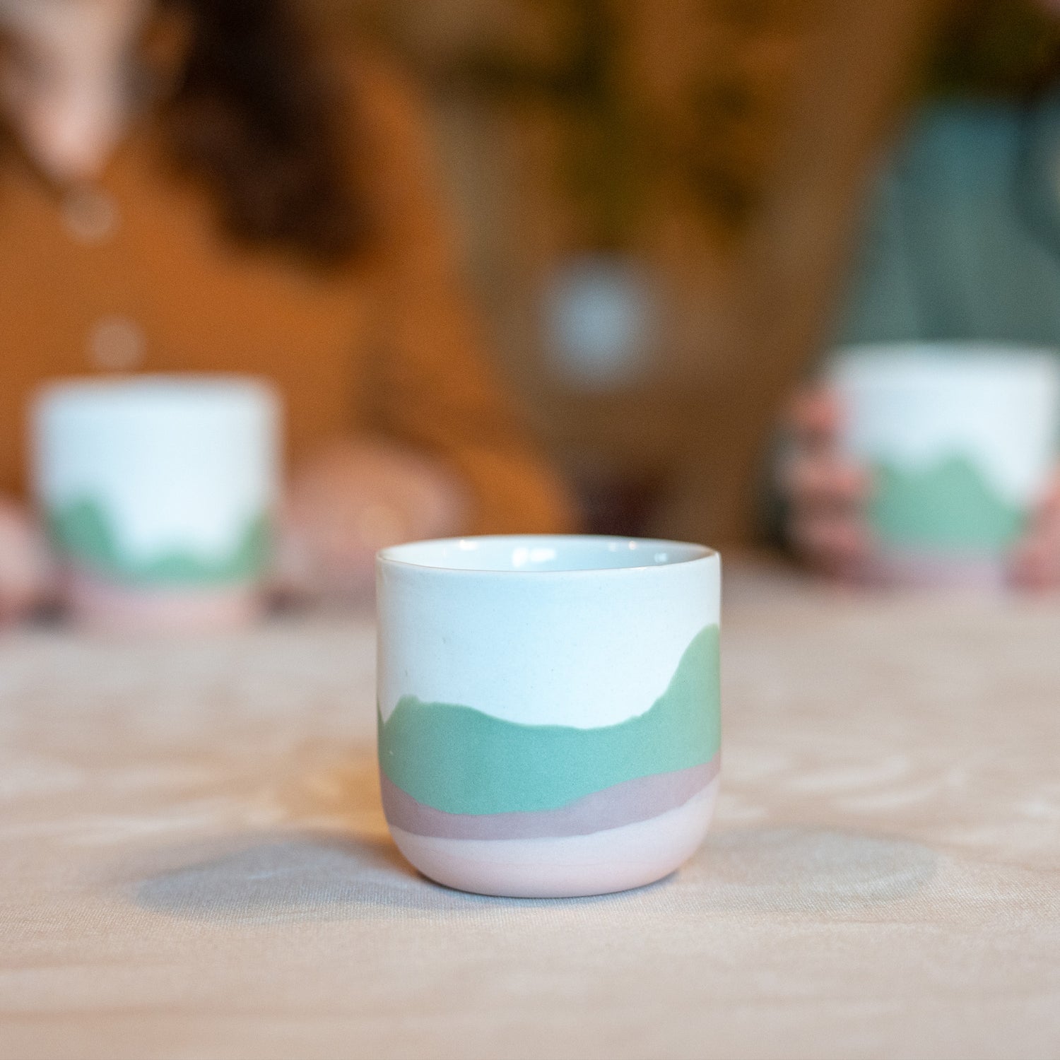 Tasses à café artisanales fabriquées en France, en porcelaine à motif montagnes des Vosges, couleurs douces, pastels