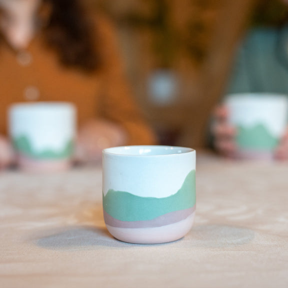 Tasses à café artisanales fabriquées en France, en porcelaine à motif montagnes des Vosges, couleurs douces, pastels