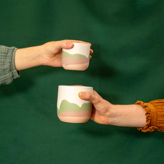 Tasses à café et à thé artisanales fabriquées en France, en porcelaine à motif montagnes des Vosges, couleurs douces, pastels, tenues à la main