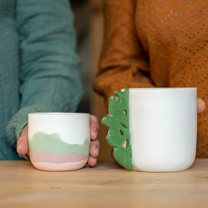 Tasse à café artisanale fabriquée en France, en porcelaine à motif montagnes des Vosges, couleurs douces, pastels, et tasse à thé à anse cœur alsacien