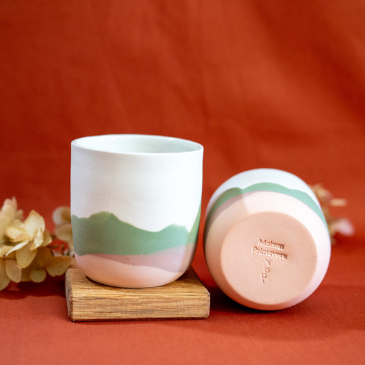 Tasse à thé fabriquée en France artisanalement, en porcelaine, motif montagne des Vosges, couleurs douces pastels, dos et profil