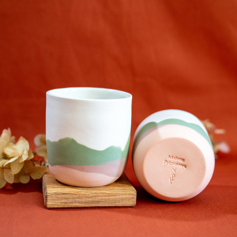 Tasse à thé fabriquée en France artisanalement, en porcelaine, motif montagne des Vosges, couleurs douces pastels, dos et profil