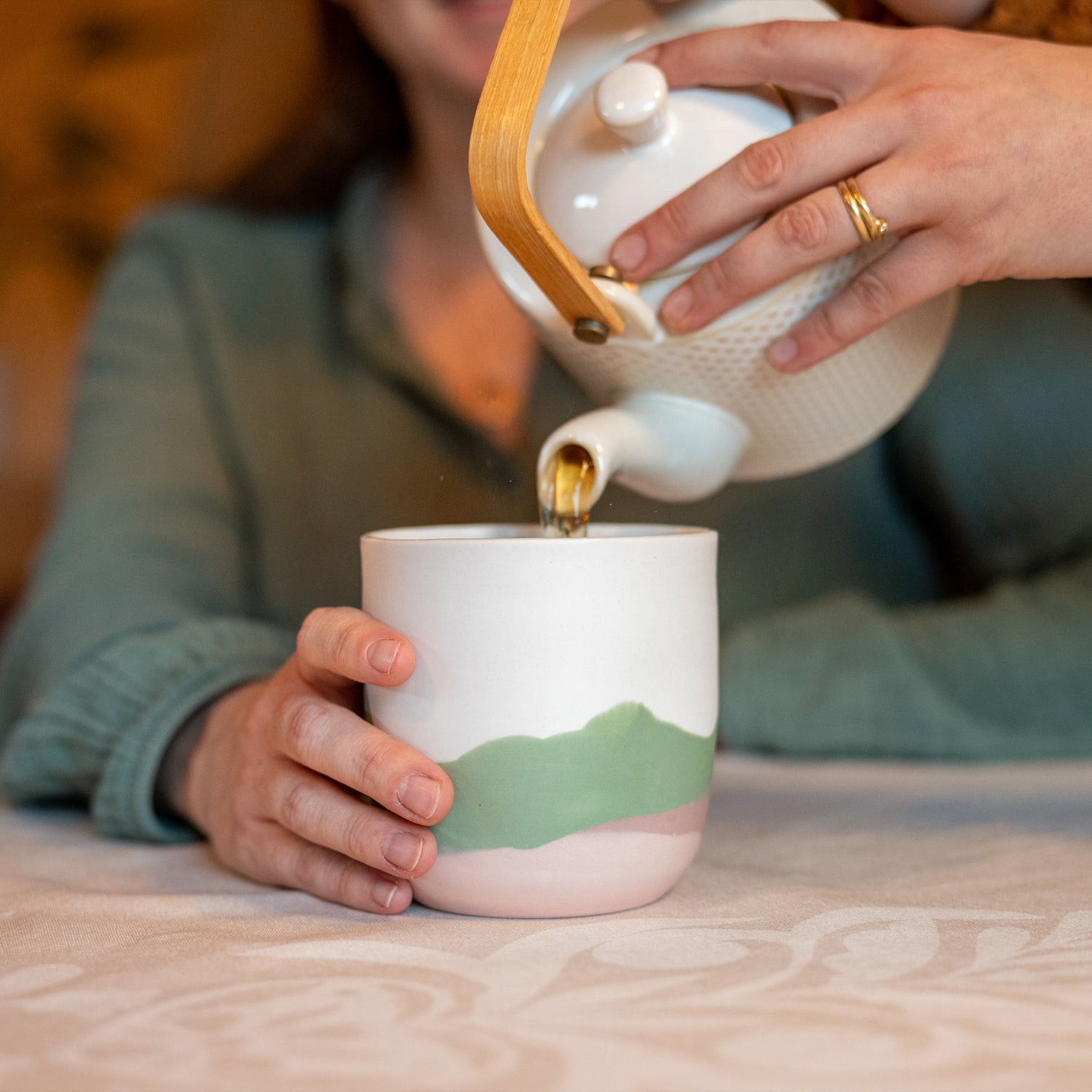 Tasse à thé fabriquée en France artisanalement, en porcelaine, motif montagne des Vosges, couleurs douces pastels, thé servi