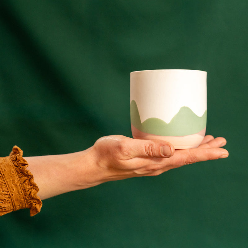 Tasse à thé fabriquée en France artisanalement, en porcelaine, motif montagne des Vosges, couleurs douces pastels, tenue sur une main