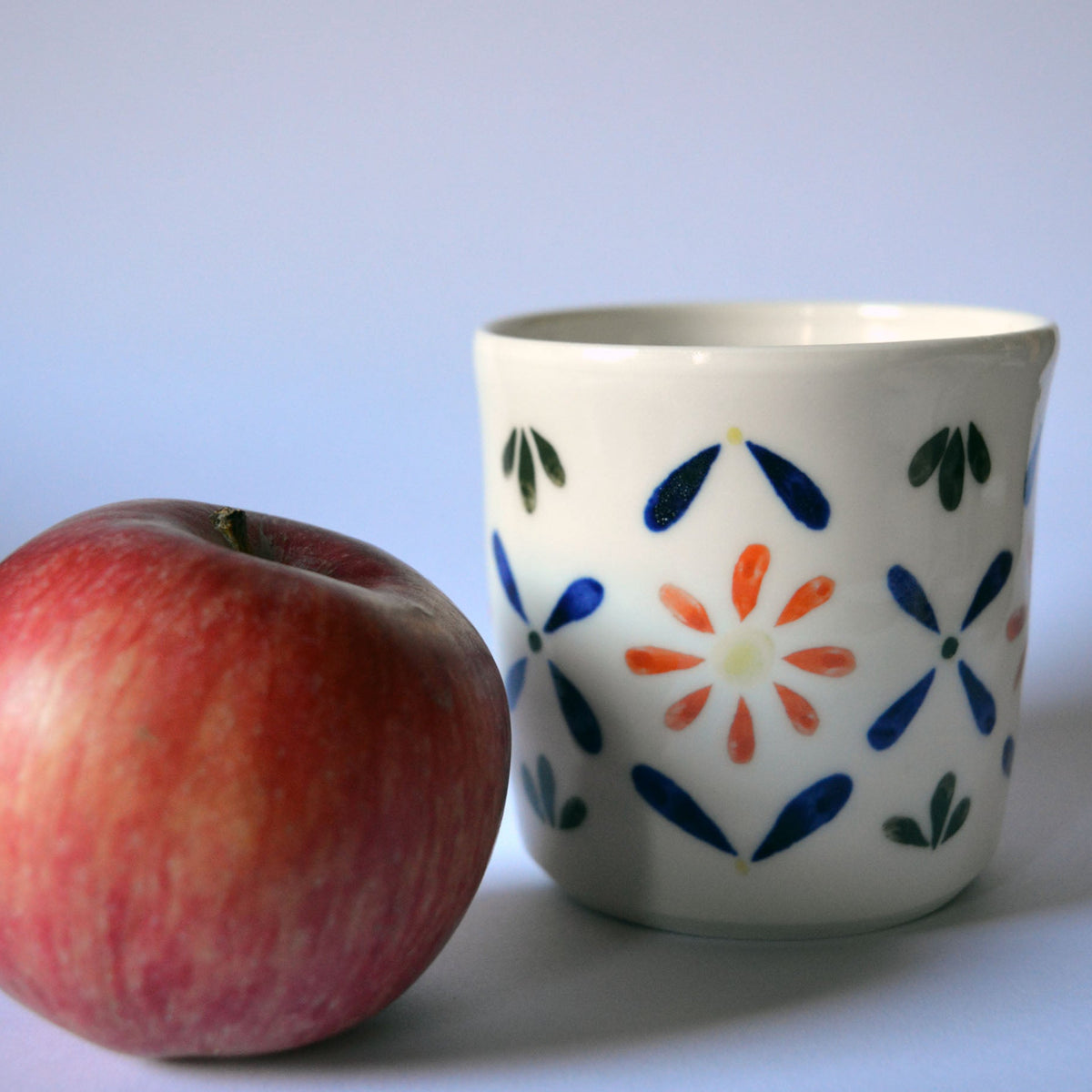 Tasse à café en porcelaine, fabriquée en France artisanalement, motif floral et coloré