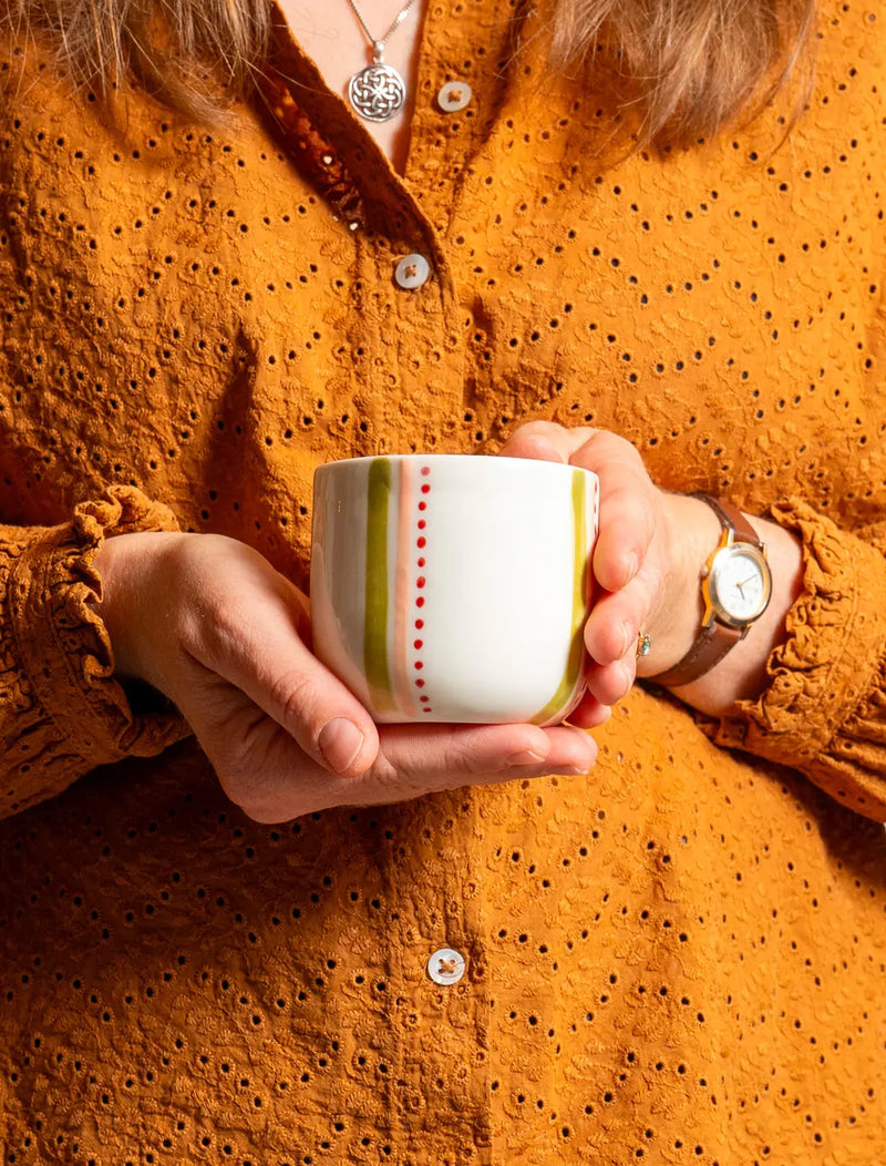 Tasse à café en porcelaine artisanale fabriquée en France, rayures vertes, roses et rouges
