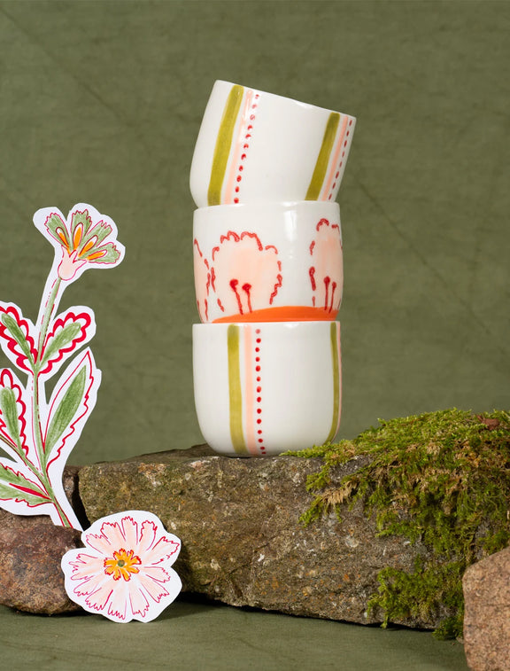 Tasses à café en porcelaine artisanales fabriquées en France, rayures vertes, roses et rouges et motif de fleurs
