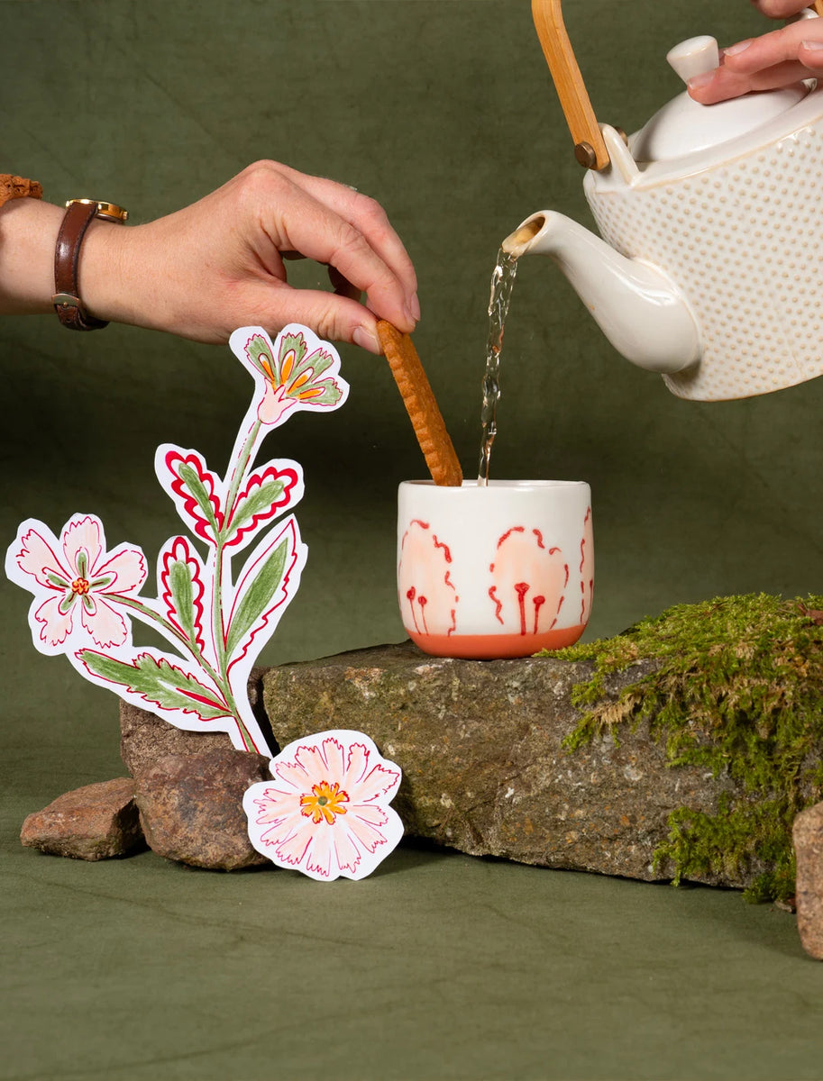 Tasse à café en porcelaine fabriquée en France, motif de pétales de fleur des champs
