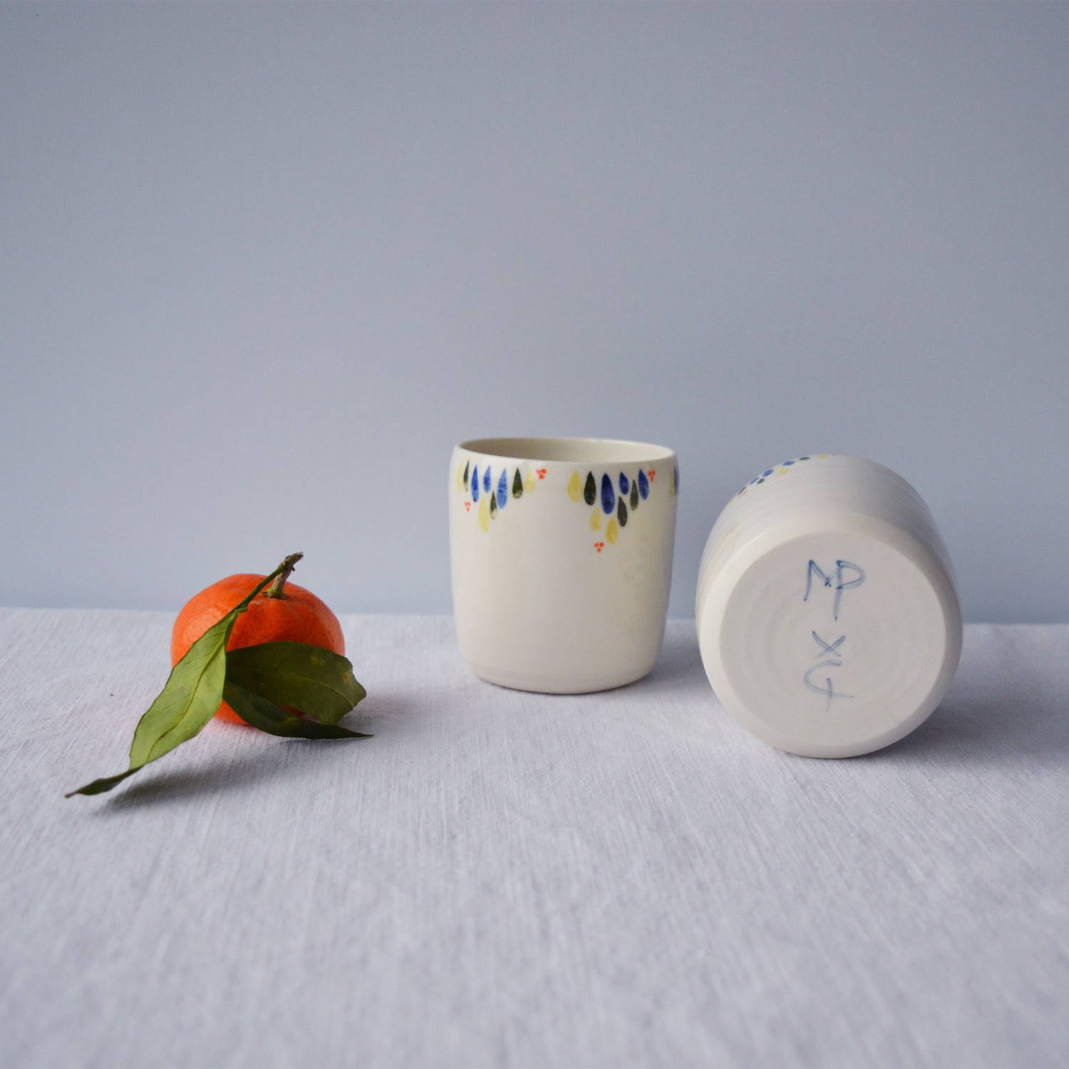 Porcelaine fabriquée en France, 2 tasses à café à motif Primavera sur fond blanc