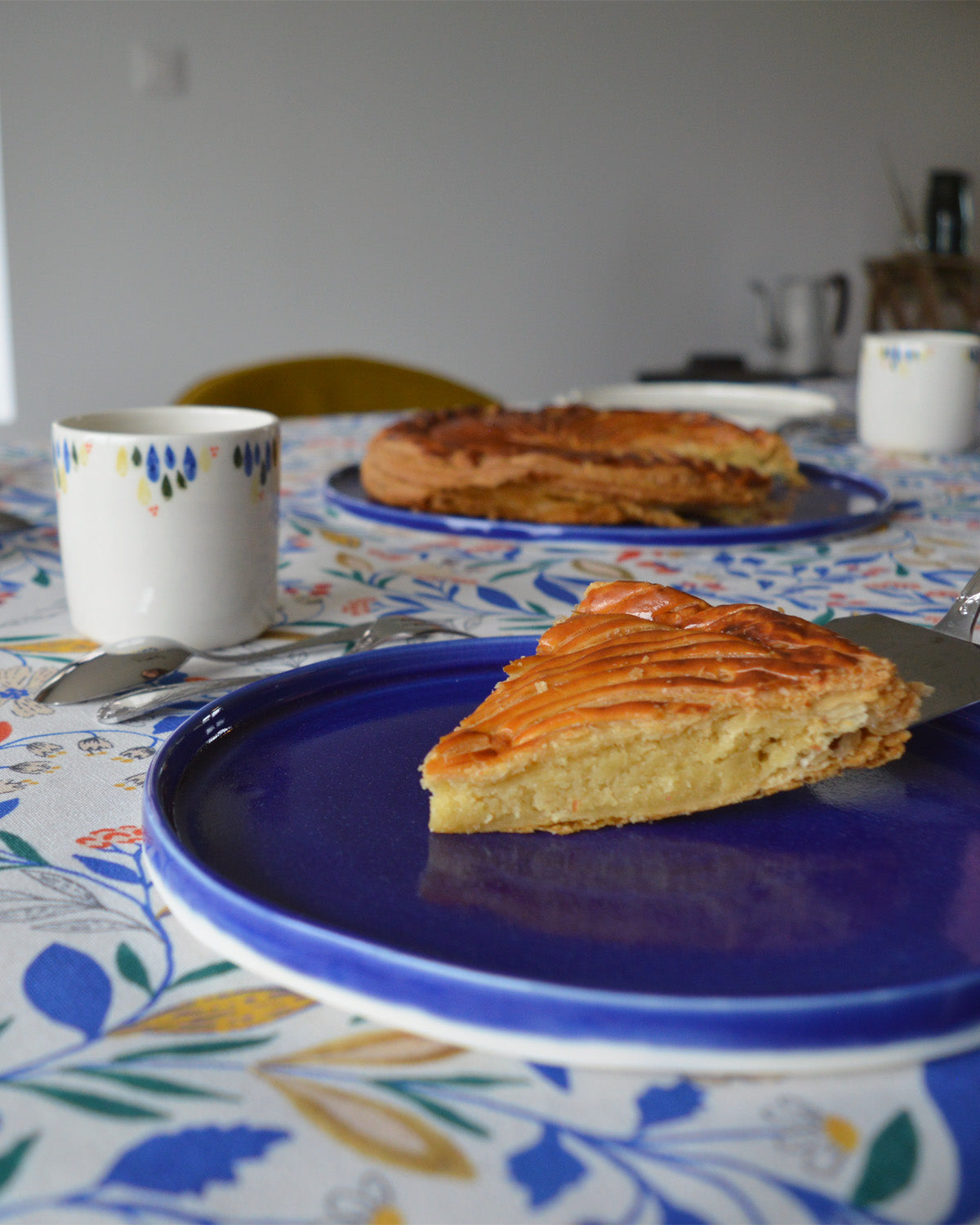 Porcelaine fabriquée en France, tasse à café à motif Primavera avec assiette bleue sur table dressée Primavera
