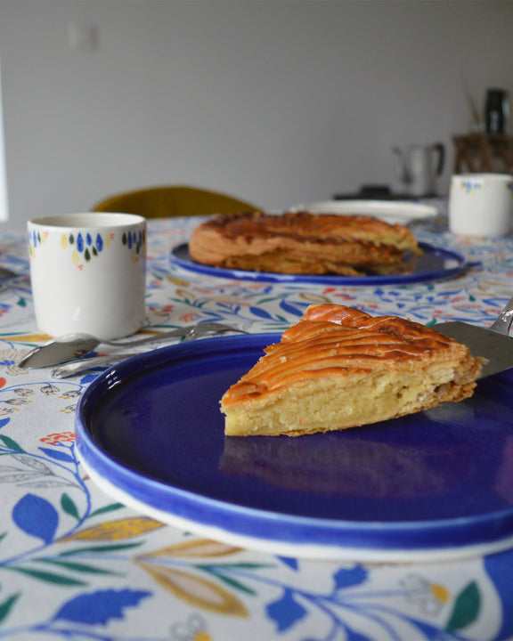 Porcelaine fabriquée en France, tasse à café à motif Primavera avec assiette bleue sur table dressée Primavera