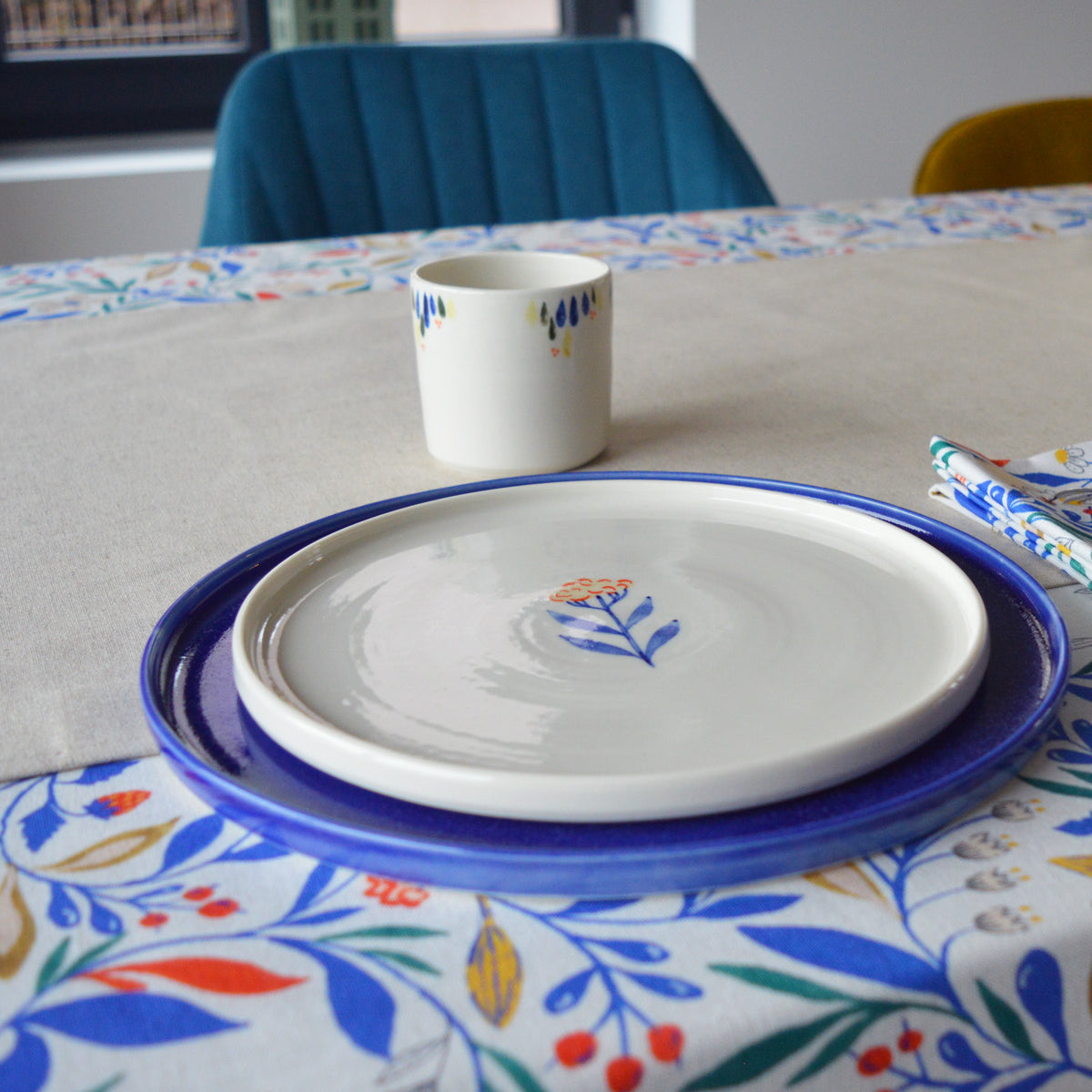 Porcelaine fabriquée en France, tasse à café décorée Primavera sur table dressée Primavera