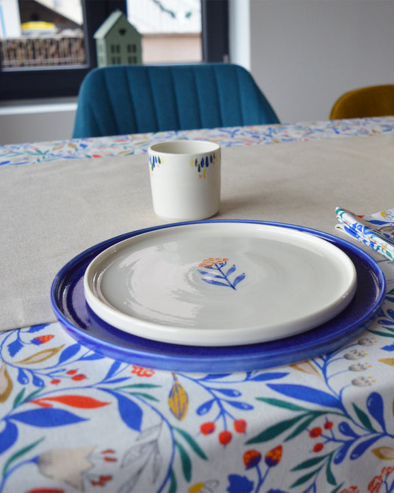 Porcelaine fabriquée en France, tasse à café décorée Primavera sur table dressée Primavera