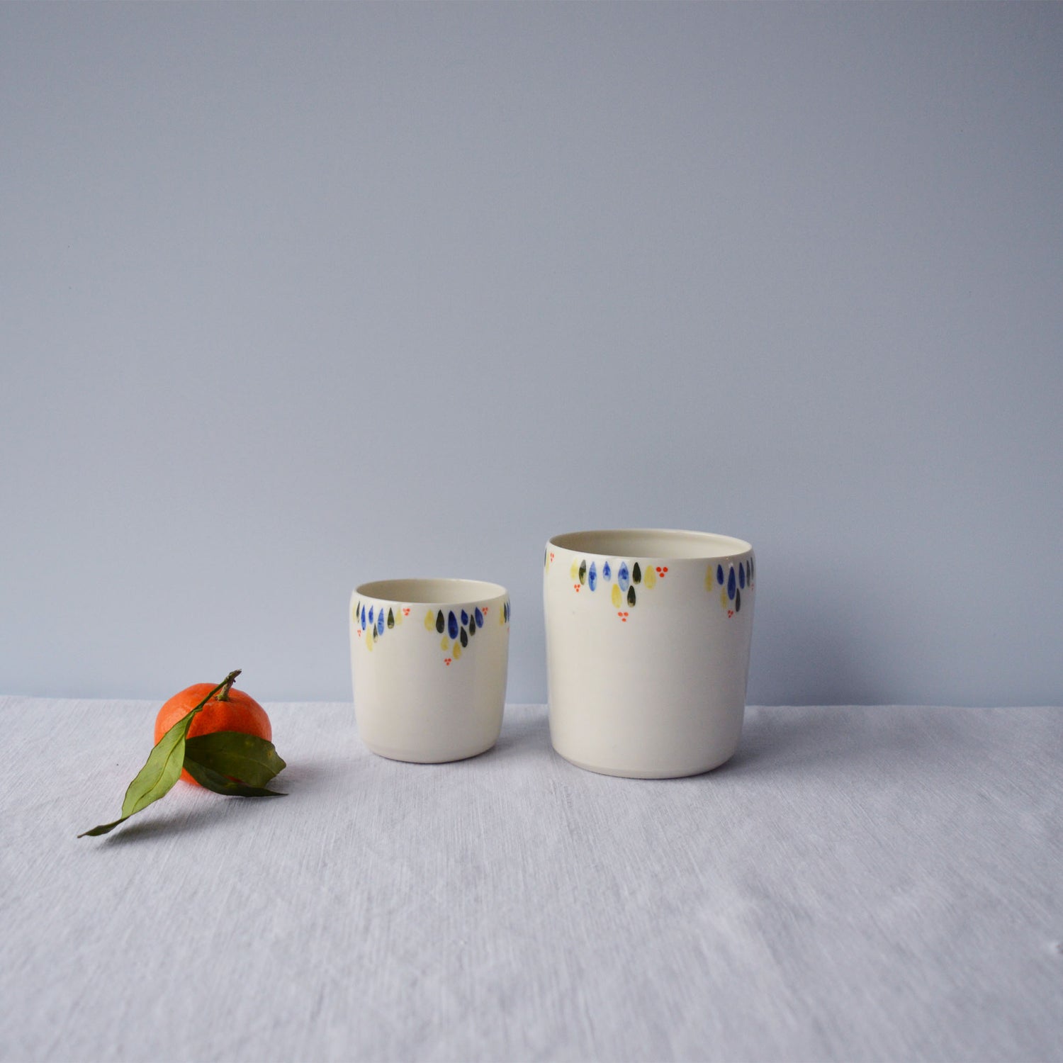Porcelaine fabriquée en France, tasse à thé et à café à motif Primavera sur fond blanc