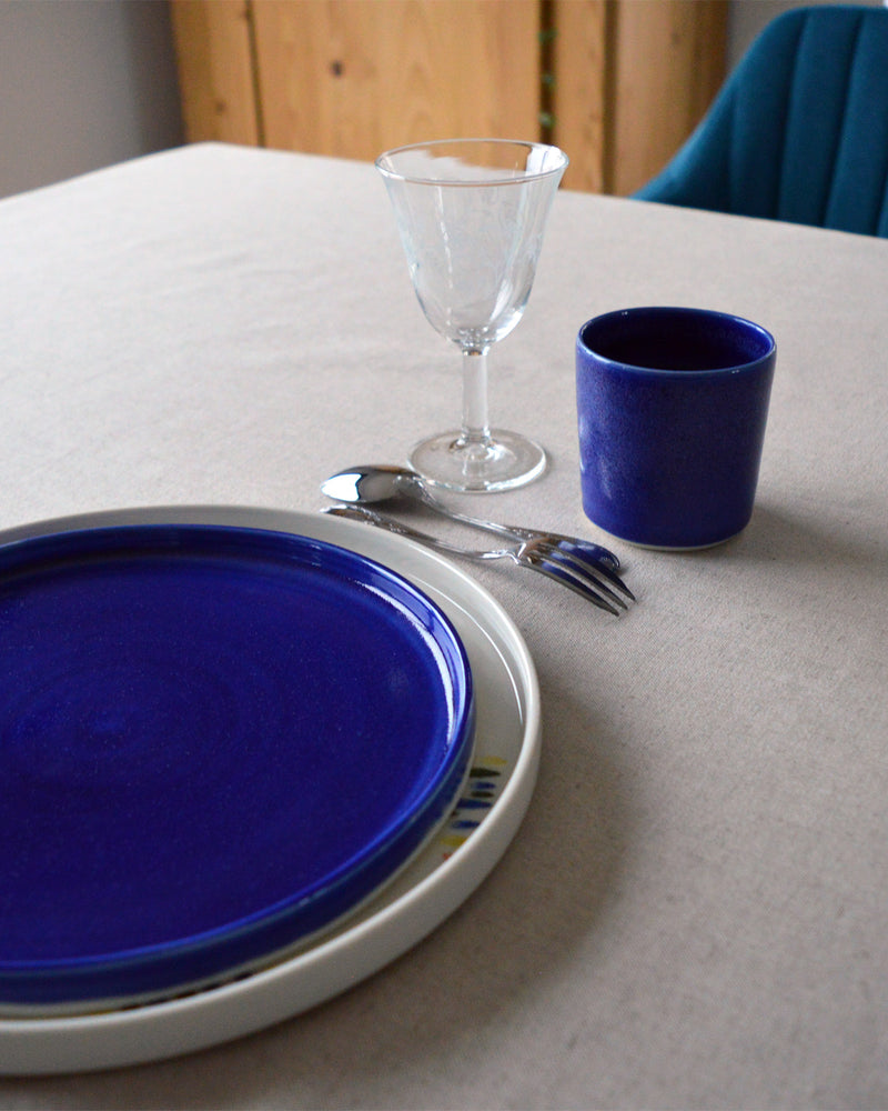 Porcelaine artisanale fabriquée en France, tasses à café bleues Maison Primavera avec assiettes à motif et bleue, couverts Guy Degrenne.