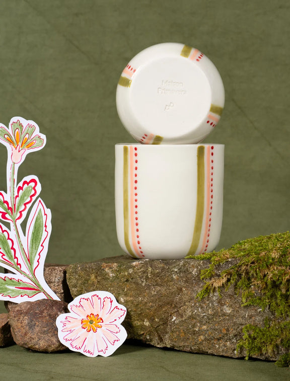 Tasse à thé en porcelaine artisanale fabriquée en France, motif rayures colorées