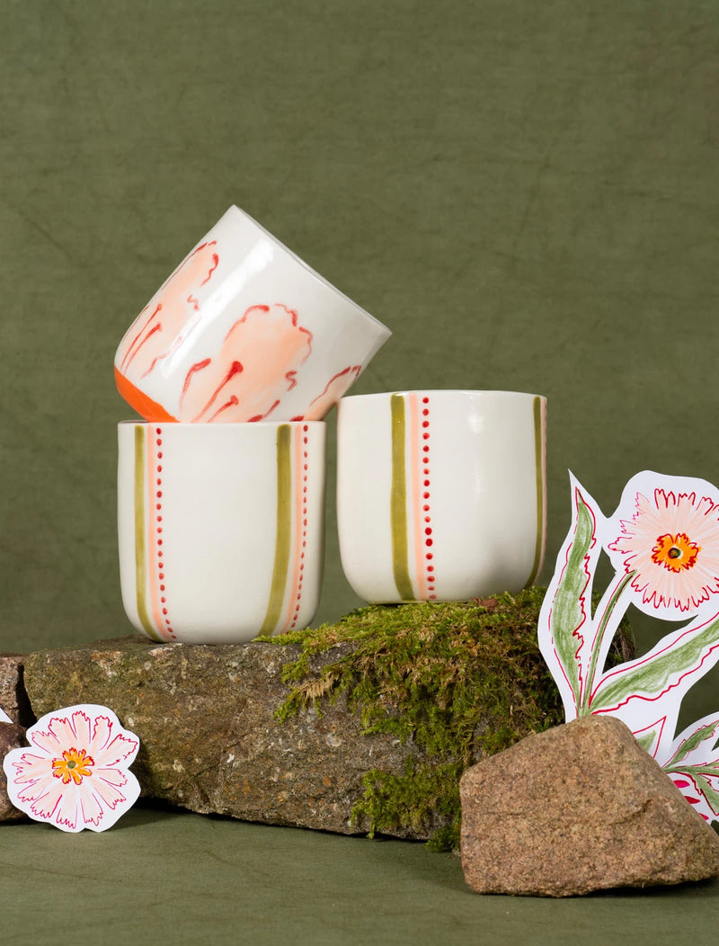Tasses à thé en porcelaine artisanales fabriquées en France, motif rayures colorées et fleurs des champs