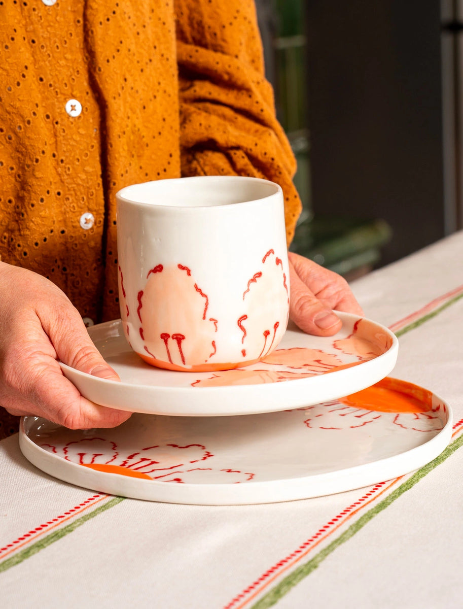 Tasse à thé en porcelaine artisanale fabriquée en France, motif fleur des champs, assiettes en porcelaine