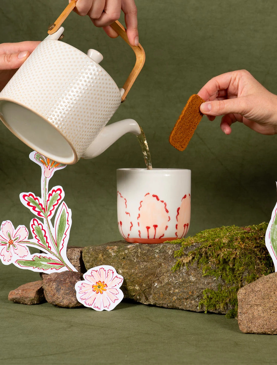 Tasse à thé en porcelaine artisanale fabriquée en France, motif fleur des champs
