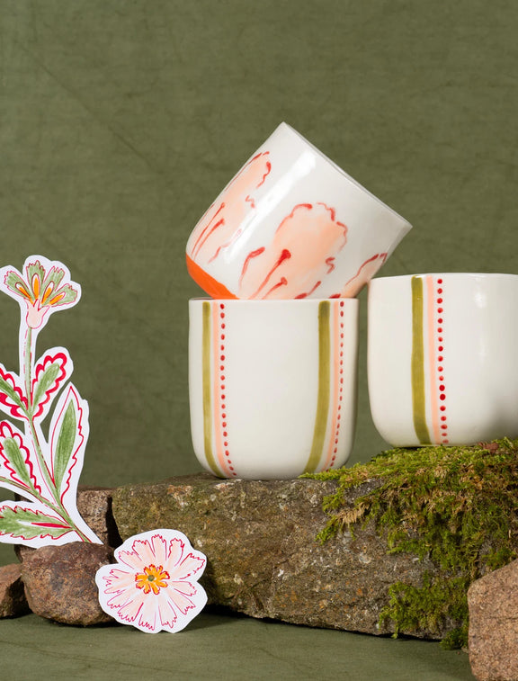 Tasses à thé en porcelaine artisanales fabriquées en France, motif fleur des champs et rayures colorées