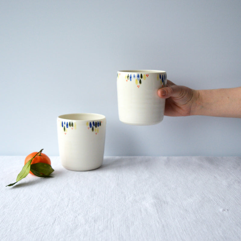 Porcelaine fabriquée en France, tasses à thé à motif Primavera sur fond blanc