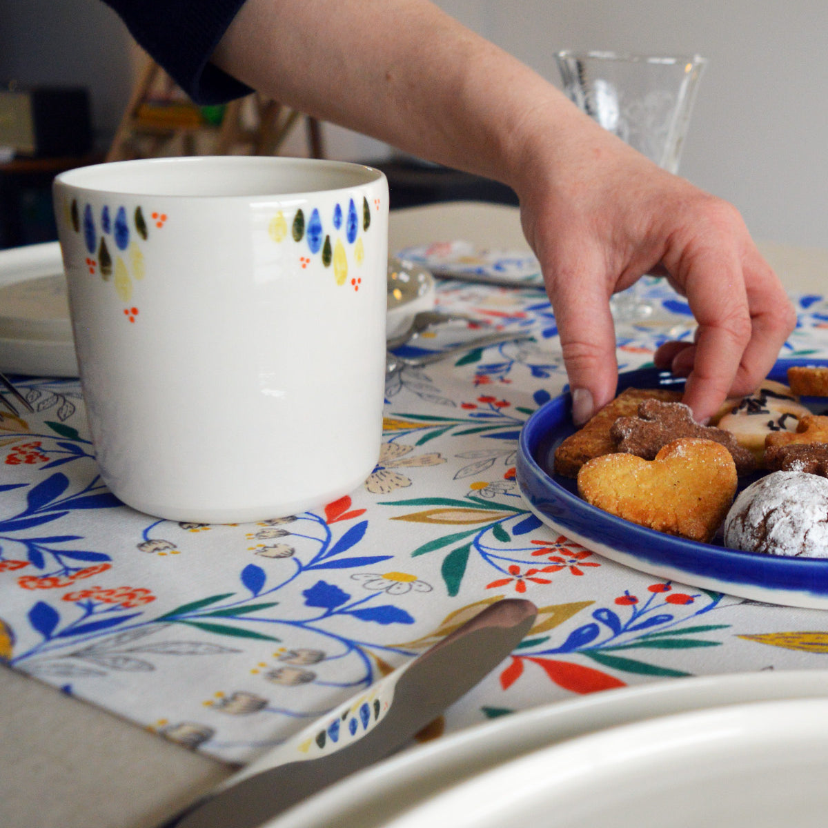 Porcelaine fabriquée en France, tasse à thé à motif Primavera sur table dressée Maison Primavera
