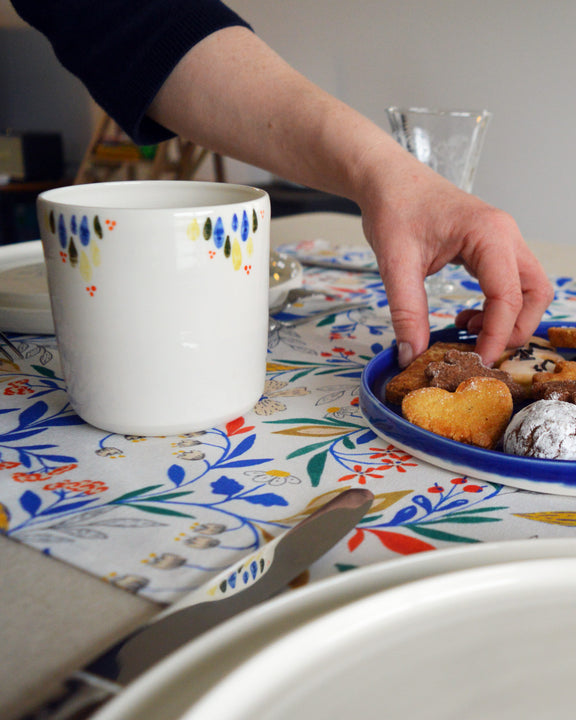 Porcelaine fabriquée en France, tasse à thé à motif Primavera sur table dressée Maison Primavera