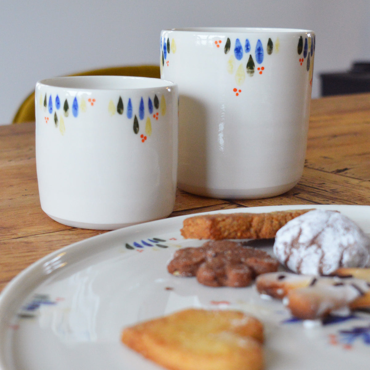 Porcelaine fabriquée en France, tasses à thé et à café, plat à motif Primavera sur table en bois