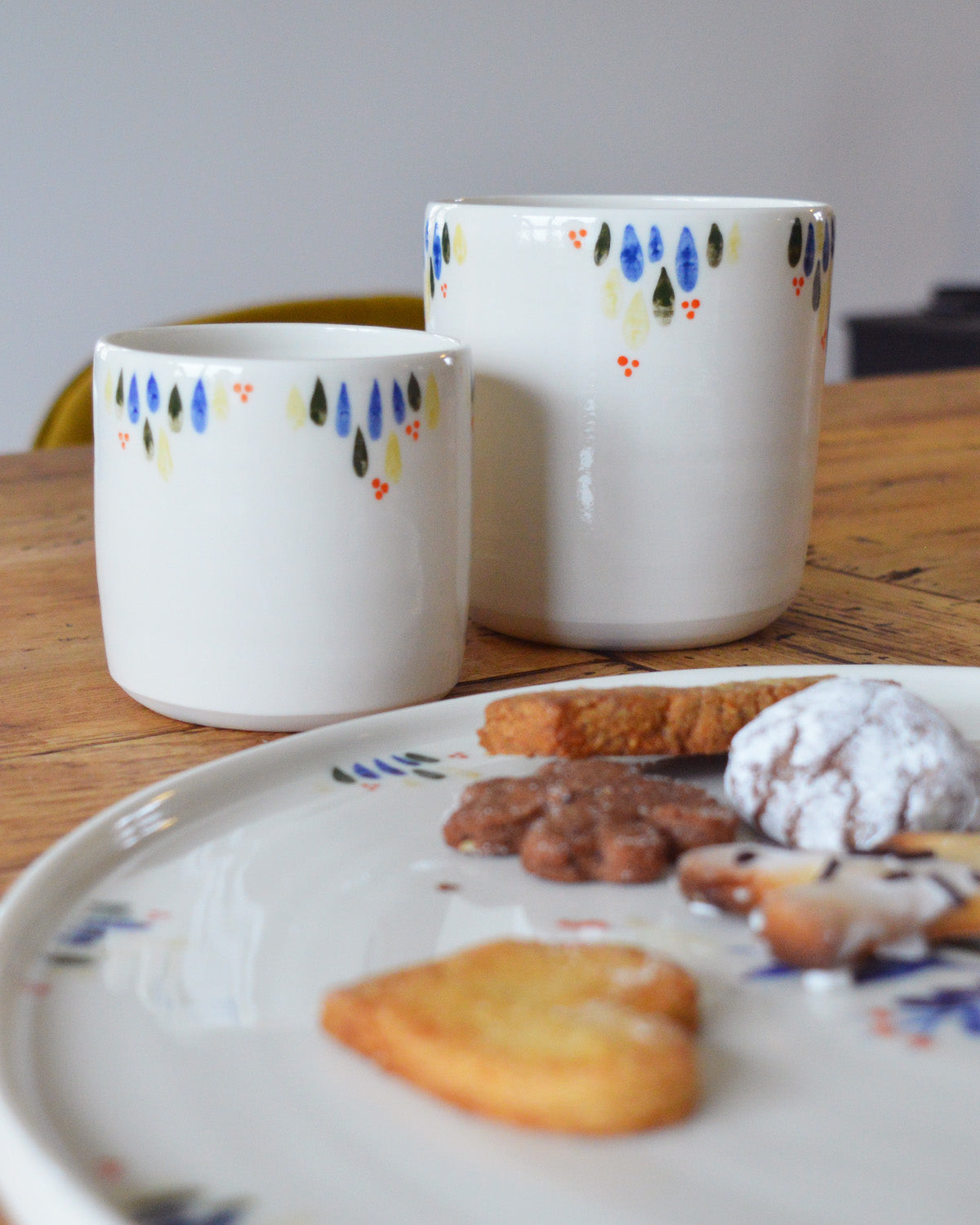 Porcelaine fabriquée en France, tasses à thé et à café, plat à motif Primavera sur table en bois
