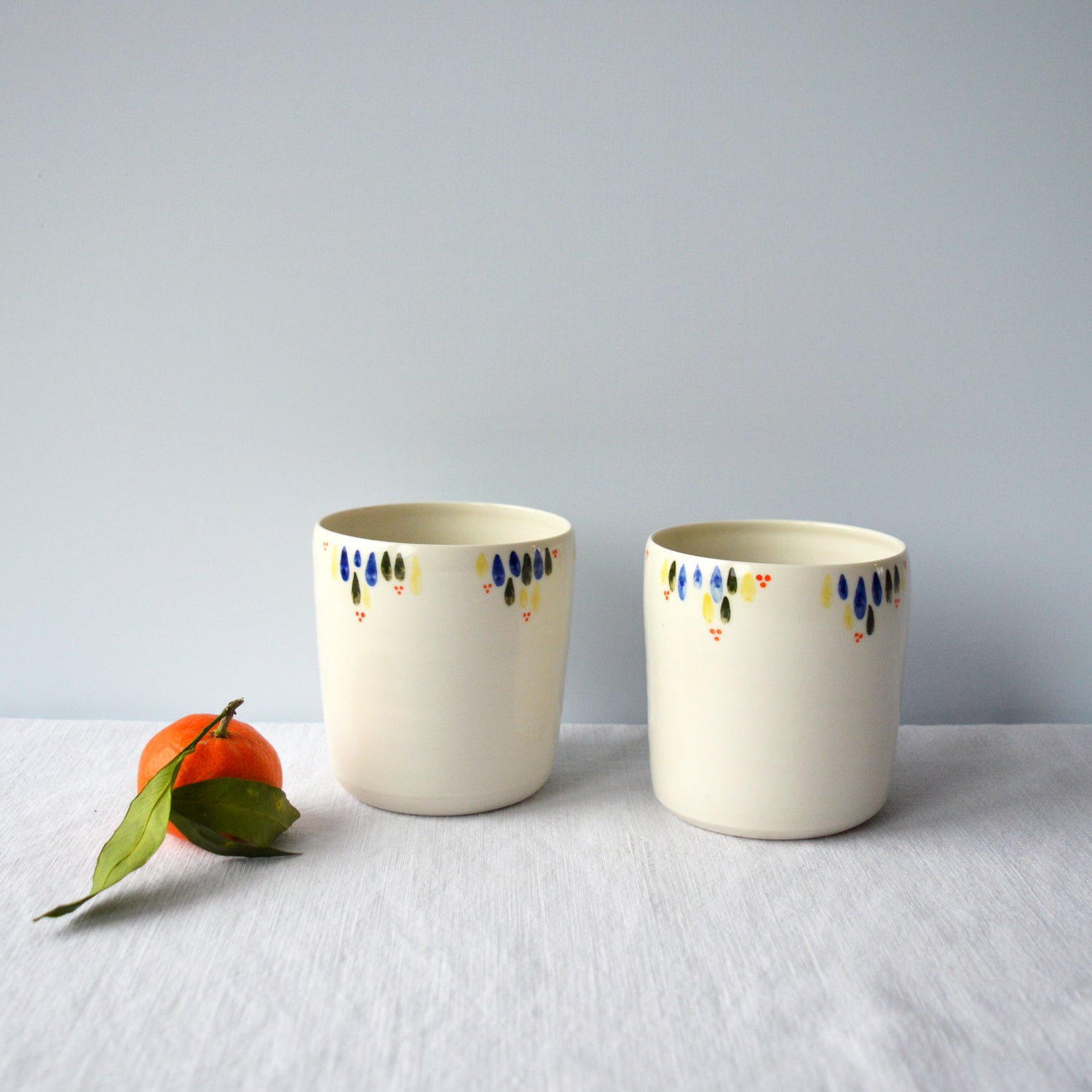 Porcelaine fabriquée en France, tasses à thé à motif Primavera sur fond blanc