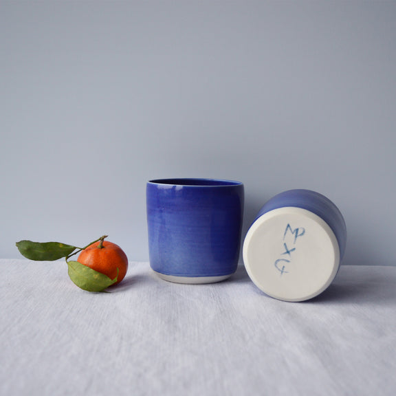 Porcelaine artisanale fabriquée en France, tasses à thé bleues Maison Primavera sur fond blanc.