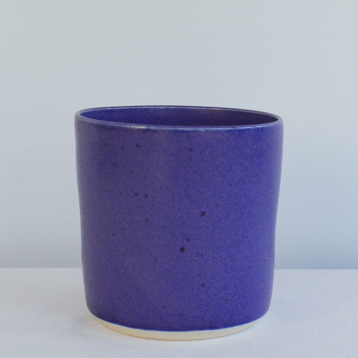 Porcelaine fabriquée en France, tasse à thé bleu Primavera sur fond blanc