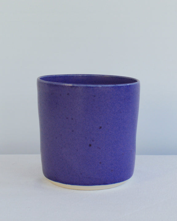 Porcelaine fabriquée en France, tasse à thé bleu Primavera sur fond blanc