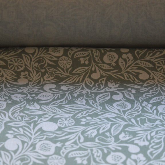 Zoom sur tissu en coton et en lin fabriqué en France dans les Vosges, motif blanc sur fond vert, motif floral Alsace