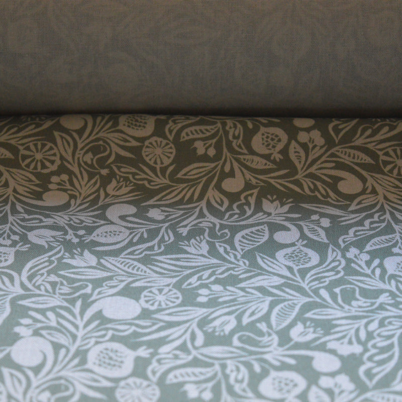 Zoom sur tissu en coton et en lin fabriqué en France dans les Vosges, motif blanc sur fond vert, motif floral Alsace