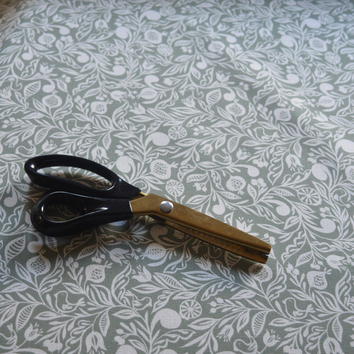 Tissu en coton et en lin fabriqué en France dans les Vosges, motif floral, Alsace, vert et blanc, paire de ciseaux pour voir l'échelle