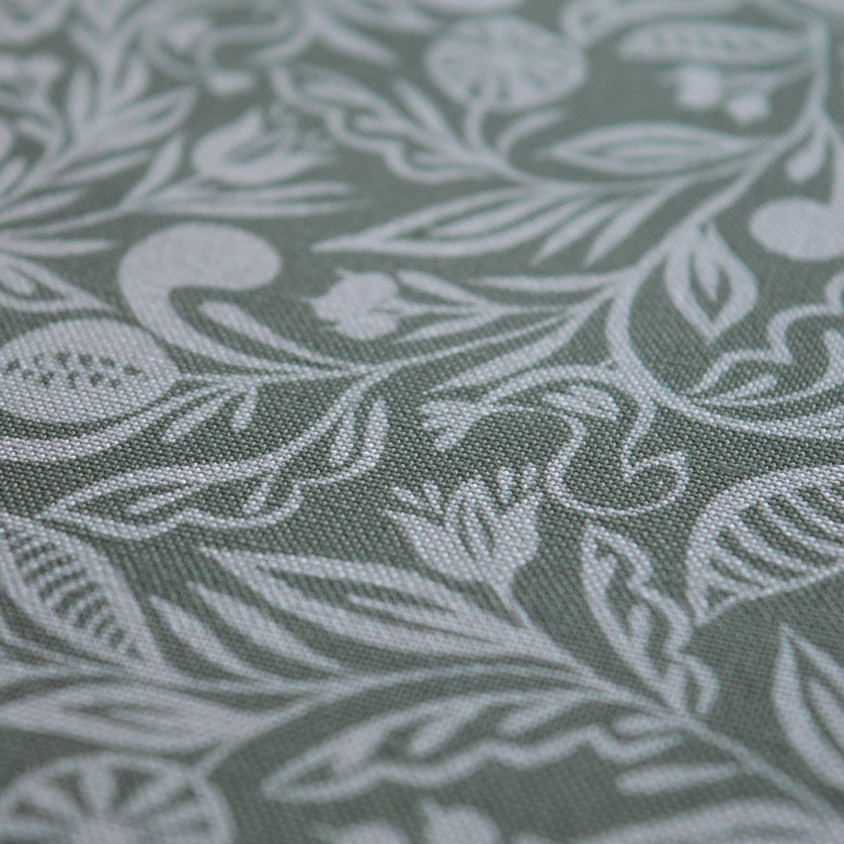 Zoom sur tissu en coton et en lin fabriqué en France dans les Vosges, motif floral, Alsace, vert et blanc