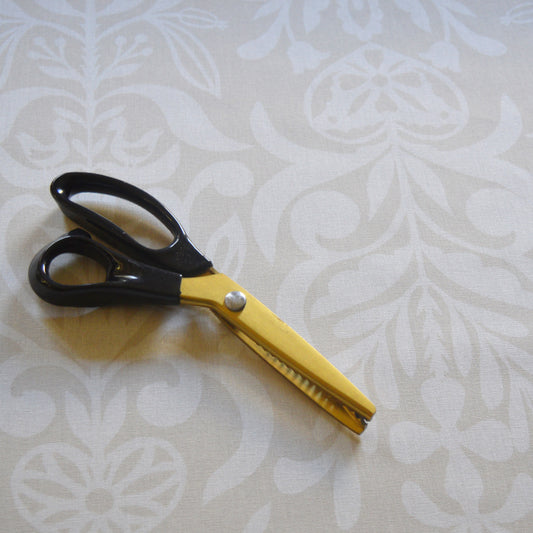 Tissu en coton et en lin fabriqué en France dans les Vosges, motif arbre de vie alsacien, blanc sur fond beige, paire de ciseaux pour voir l'échelle du motif