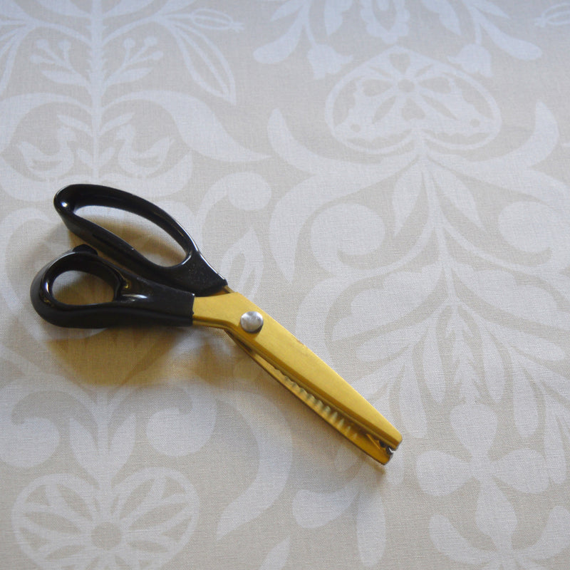 Tissu en coton et en lin fabriqué en France dans les Vosges, motif arbre de vie alsacien, blanc sur fond beige, paire de ciseaux pour voir l'échelle du motif