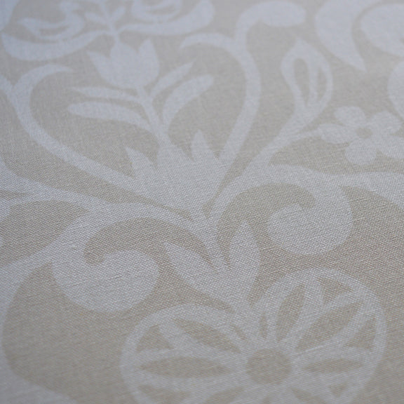 Zoom sur tissu en coton et en lin fabriqué en France dans les Vosges, motif arbre de vie alsacien, blanc sur fond beige