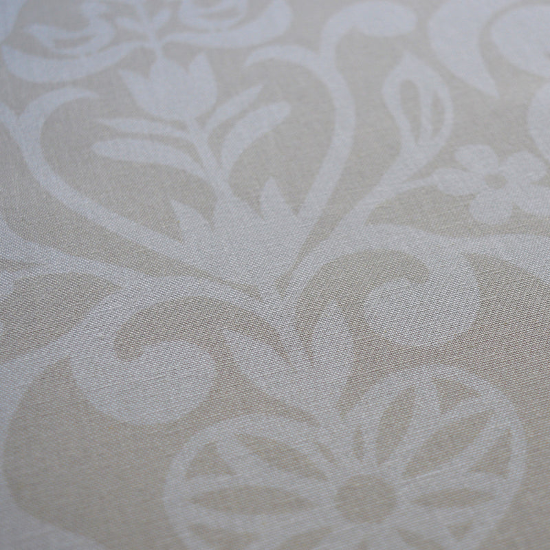 Zoom sur tissu en coton et en lin fabriqué en France dans les Vosges, motif arbre de vie alsacien, blanc sur fond beige