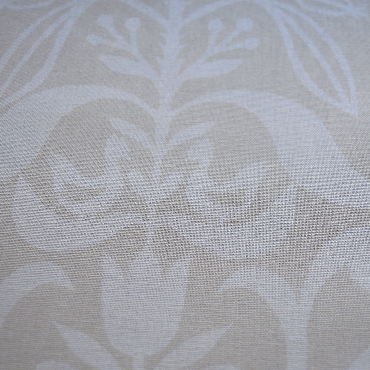 Zoom sur tissu en coton et en lin fabriqué en France dans les Vosges, motif arbre de vie alsacien, blanc sur fond beige