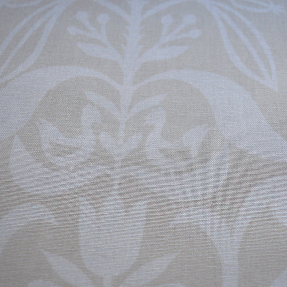 Zoom sur tissu en coton et en lin fabriqué en France dans les Vosges, motif arbre de vie alsacien, blanc sur fond beige