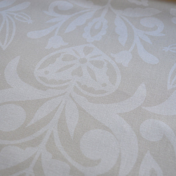 Zoom sur tissu en coton et en lin fabriqué en France dans les Vosges, motif arbre de vie alsacien, blanc sur fond beige, cœur alsacien