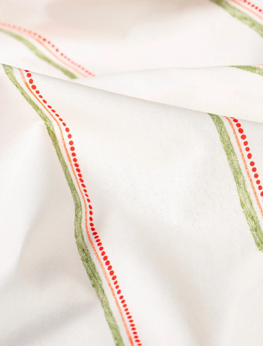 Tissu au mètre en coton et lin fabriqué en France, imprimé avec un motif de rayures vertes, oranges et rouges