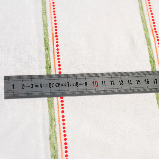 Tissu au mètre en coton et lin fabriqué en France, imprimé avec un motif de rayures vertes, oranges et rouges