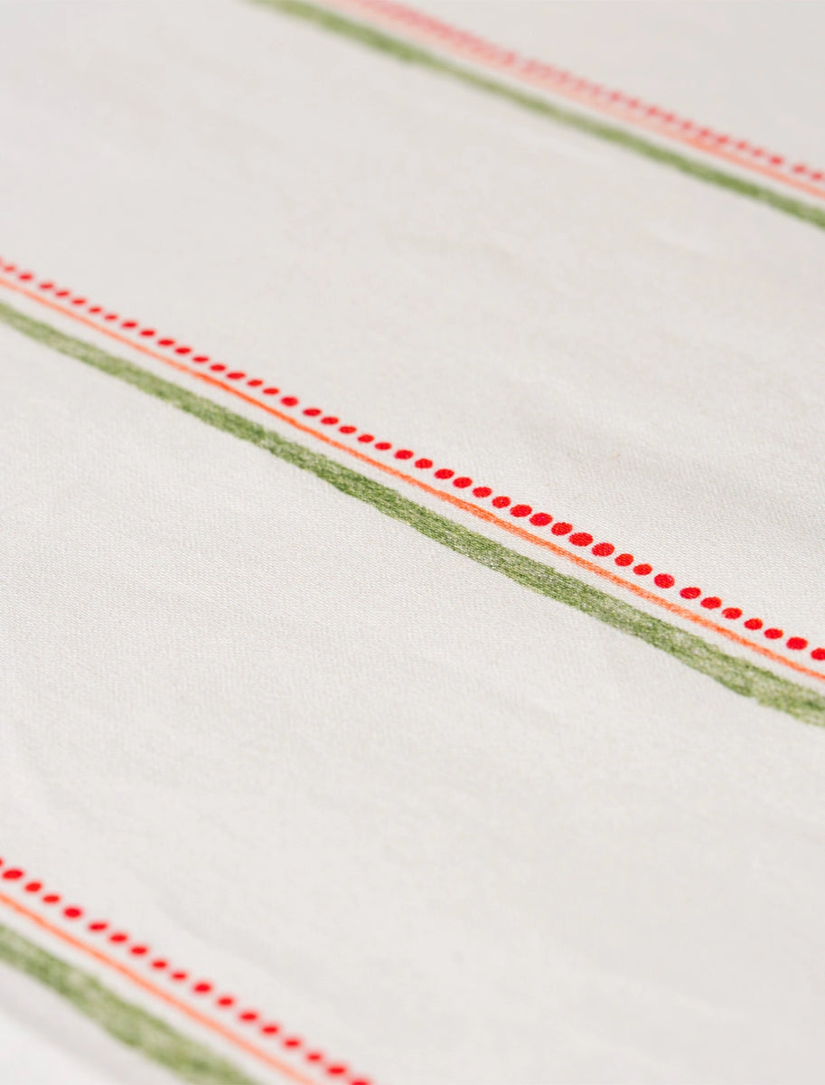 Tissu au mètre en coton et lin fabriqué en France, imprimé avec un motif de rayures vertes, oranges et rouges