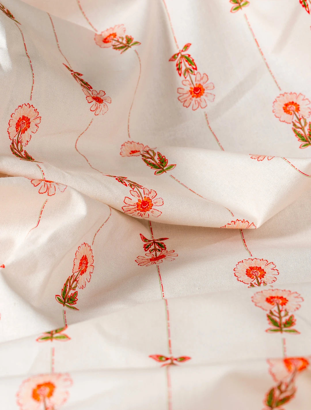 Tissu au mètre en coton et lin fabriqué en France, imprimé avec un motif de fleurs des champs et de rayures colorées