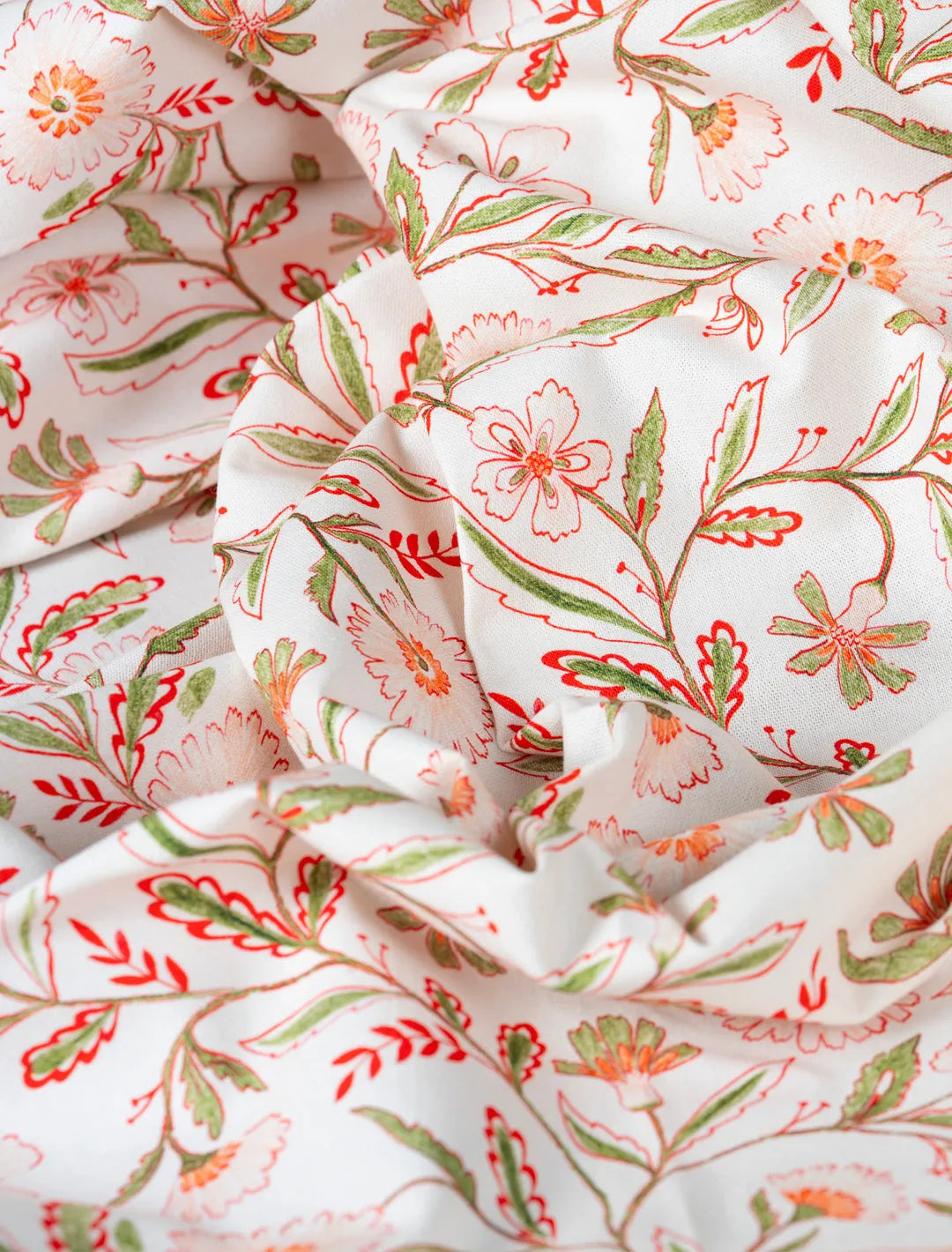 Tissu au mètre en coton et lin fabriqué en France, imprimé avec un motif de fleurs des champs inspiré des indiennes