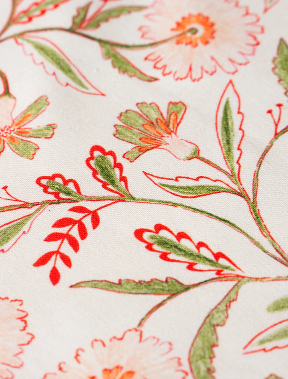 Tissu au mètre en coton et lin fabriqué en France, imprimé avec un motif de fleurs des champs inspiré des indiennes